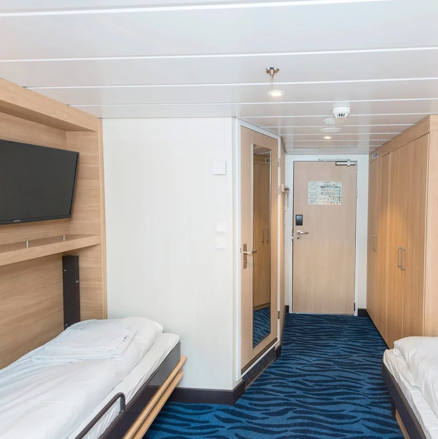 Hurtigruten MS Spitsbergen Accommodation Polar Outside 10.png